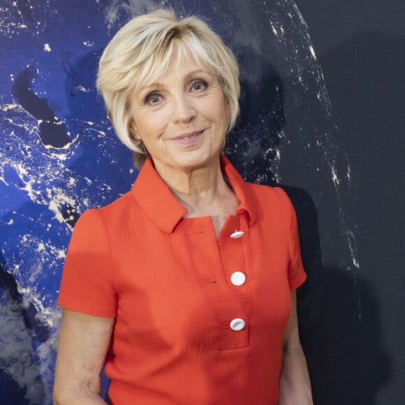 Les téléspectateurs de la première chaîne la connaissent bien !
Evelyne Dheliat (TF1) au 19ème forum international de la météo et du climat communication sur le changement climatique dans les Médias au CNES à Paris, France. © Jack Tribeca/Bestimage