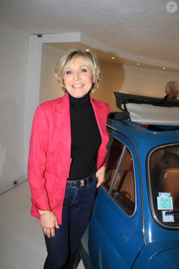 Evelyne Dhéliat - Les célébrités fêtent la sortie du livre de René Metge ("Pilote de 7 à 77 ans") chez "Arc de Triomphe Autos" à Paris, le 24 février 2022. (BALDINI / BESTIMAGE)