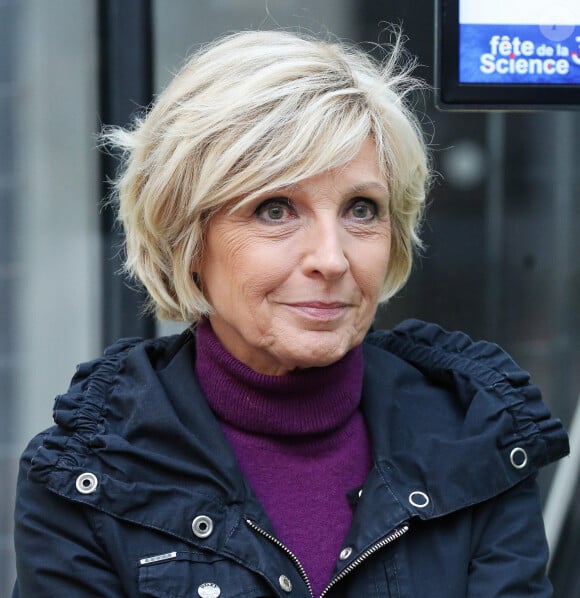 Exclusif - Les coulisses du bulletin météo avec Évelyne Dhéliat pour les 30 ans de la Fête de la Science à la Sorbonne le 9 octobre 2021. © Panoramic / Bestimage