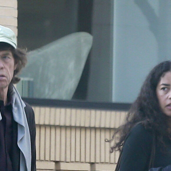 Il s'agit de Karis, née d'une relation courte entre le rockeur et la chanteuse Marsha Hunt, et de Lucas, à l'origine de la rupture entre son père et Jerry Hall.
Exclusif - Mick Jagger est allé faire du shopping avec sa fille Karis, née de la liaison avec Marsha A. Hunt, et ses petits-enfants chez Barneys New York à Beverly Hills. Le 17 mai 2015.