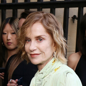 
Isabelle Huppert - Arrivées au dîner Balenciaga à l'Hôtel de la Marine après le défilé automne-hiver 2024 Haute-Couture à Paris © Jonathan Rebboah / Panoramic / Bestimage