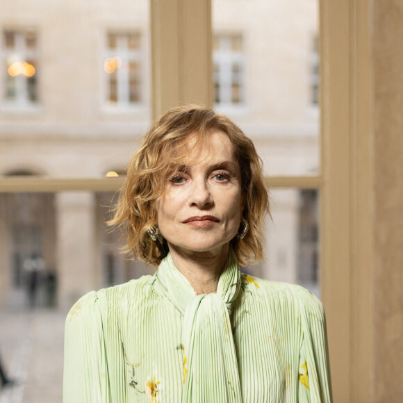 Isabelle Huppert a toujours été des plus discrètes.
Exclusif - Isabelle Huppert - Arrivées au dîner Balenciaga à l'Hôtel de la Marine après le défilé automne-hiver Haute-Couture à Paris . © Tiziano Da Silva / Bestimage