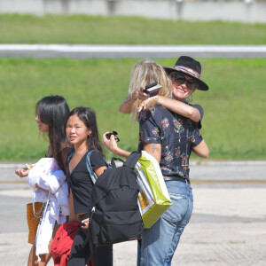 Laeticia Hallyday et ses filles Jade et Joy à leur arrivée à l'aéroport de Saint-Barthélemy. Son amie Liliane Jossua et son fils Gabriel Bogliolo sont venus les accueillir. Le 4 décembre 2019 