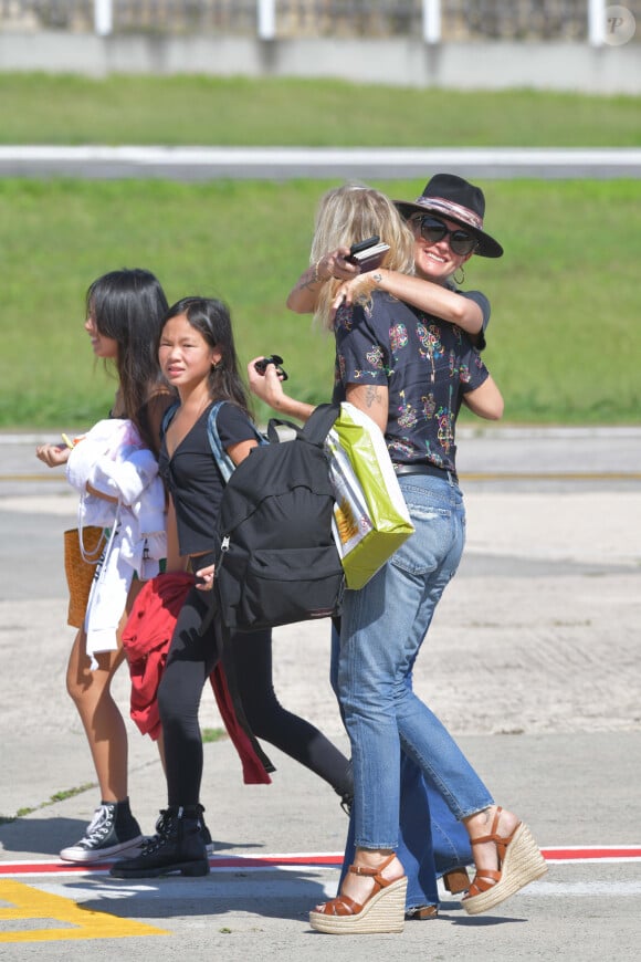 Laeticia Hallyday et ses filles Jade et Joy à leur arrivée à l'aéroport de Saint-Barthélemy. Son amie Liliane Jossua et son fils Gabriel Bogliolo sont venus les accueillir. Le 4 décembre 2019 