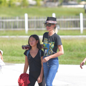 Laeticia Hallyday et ses filles Jade et Joy à leur arrivée à l'aéroport de Saint-Barthélemy. Son amie Liliane Jossua et son fils Gabriel Bogliolo sont venus les accueillir. Le 4 décembre 2019 