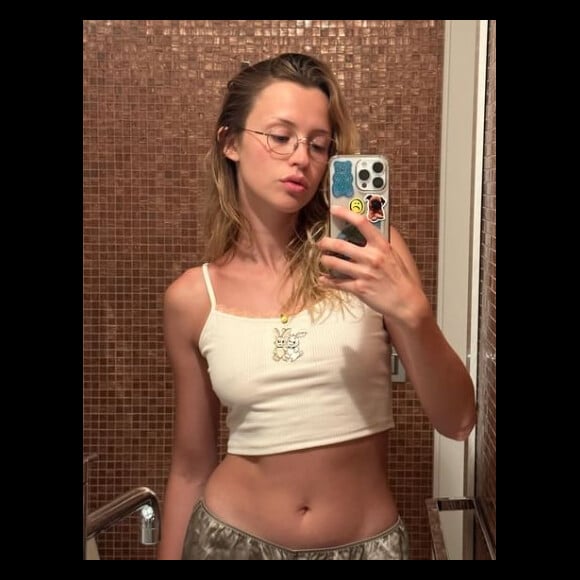 Sur les réseaux sociaux, la jeune chanteuse belge partage régulièrement quelques aperçus de son quotidien au bord de l'eau.
Angèle sur Instagram. Le 6 août 2023.