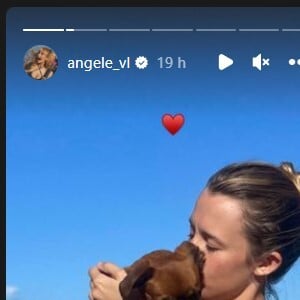 Les couchers de soleil, les dîners succulents... Angèle en profite avec ses amis.
Angèle et son chien Pépette. Instagram. Le 6 août 2023.
