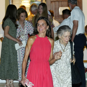 La famille royale d'Espagne a fait une apparition estivale fort remarquée !
La reine Letizia d'Espagne avec la princesse Irène de Grèce - sortie familiale au restaurant Mia à Palma de Majorque en Espagne