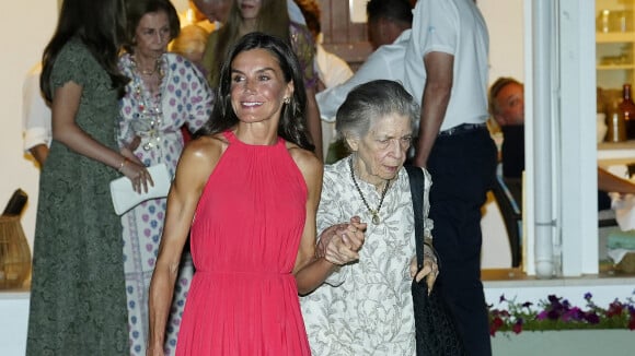 Letizia d'Espagne bronzée et musclée comme jamais avec ses filles très stylées : la famille royale détendue et soudée