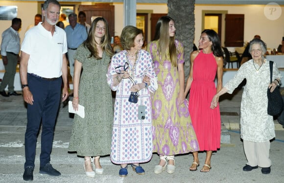 Le roi Felipe, Letizia d'Espagne, leurs filles Leonor et Sofia ainsi que sa majesté la reine Sofia avec sa soeur Irène de Grèce - sortie familiale au restaurant Mia à Palma de Majorque en Espagne le 5 août 2023