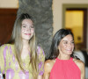 Toujours aussi bronzée et musclée, Letizia d'Espagne rayonnait aux côtés de ses filles, lookées avec goût comme leur maman
La princesse Sofia et sa mère Letizia d'Espagne - sortie familiale au restaurant Mia à Palma de Majorque en Espagne le 5 août 2023