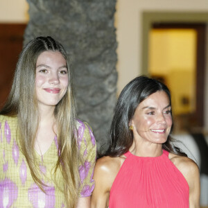 Toujours aussi bronzée et musclée, Letizia d'Espagne rayonnait aux côtés de ses filles, lookées avec goût comme leur maman
La princesse Sofia et sa mère Letizia d'Espagne - sortie familiale au restaurant Mia à Palma de Majorque en Espagne le 5 août 2023