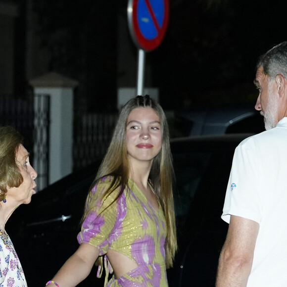 La reine Sofia, la princesse Sofia et le roi Felipe - sortie familiale au restaurant Mia à Palma de Majorque en Espagne le 5 août 2023