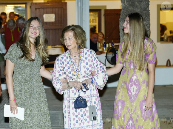 Leonor et Sofia ainsi que sa majesté la reine Sofia - sortie familiale au restaurant Mia à Palma de Majorque en Espagne le 5 août 2023