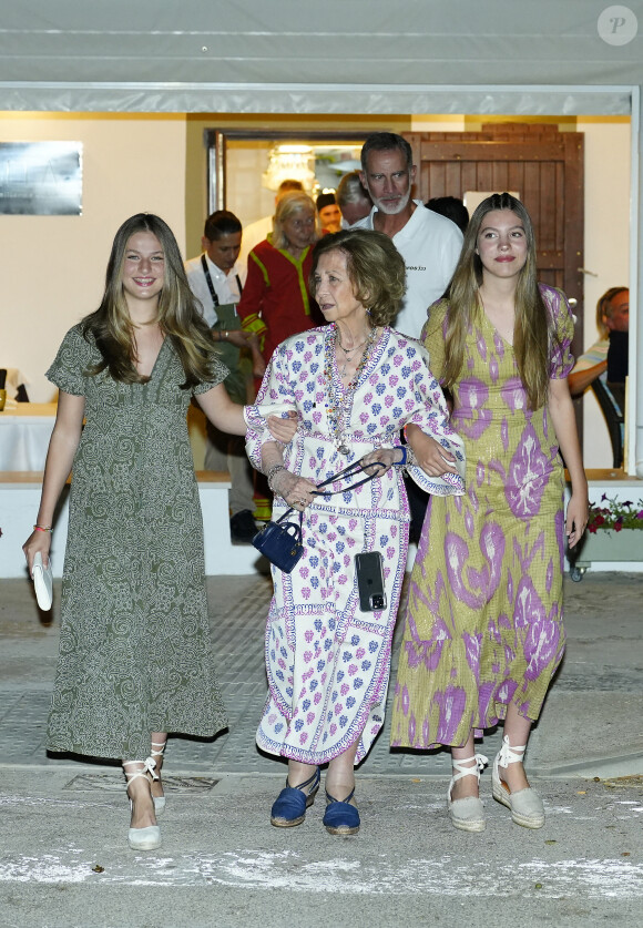 Leonor et Sofia ainsi que sa majesté la reine Sofia - sortie familiale au restaurant Mia à Palma de Majorque en Espagne le 5 août 2023