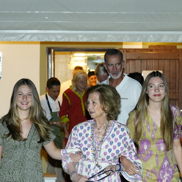 Leonor et Sofia ainsi que sa majesté la reine Sofia - sortie familiale au restaurant Mia à Palma de Majorque en Espagne le 5 août 2023