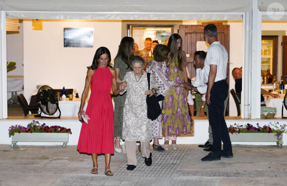 Le roi Felipe, Letizia d'Espagne, leurs filles Leonor et Sofia ainsi que sa majesté la reine Sofia avec sa soeur Irène de Grèce - sortie familiale au restaurant Mia à Palma de Majorque en Espagne le 5 août 2023