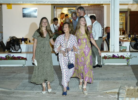 La reine Sofia était aux anges avec ses petites-filles
Le roi Felipe, ses filles Leonor et Sofia ainsi que sa majesté la reine Sofia - sortie familiale au restaurant Mia à Palma de Majorque en Espagne le 5 août 2023