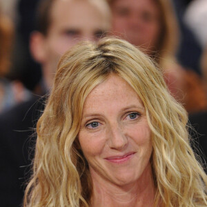 Solaire et naturelle, Sandrine Kiberlain a de tout évidence conquis depuis des années le cinéma français et son public.
Sandrine Kiberlain - Enregistrement de l'émission 'Vivement Dimanche' à Paris le 26 septembre 2012.