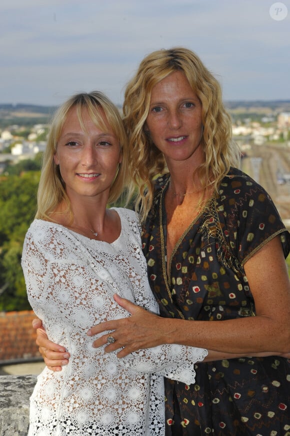 On l'a longtemps considérée comme "trop grande", au point de lui créer un complexe.
Audrey Lamy et Sandrine Kiberlain - Festival du film d'Angoulême de 2012