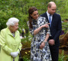  "Ils lui ont tous deux conseillé de ne pas précipiter sa décision".
 
La reine Elisabeth II d'Angleterre, le prince William, duc de Cambridge, et Catherine (Kate) Middleton, duchesse de Cambridge, en visite au "Chelsea Flower Show 2019" à Londres, le 20 mai 2019. 