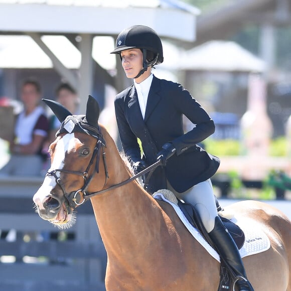 Bella Hadid montre ses talents de cavalières en compétition pour la première fois à Wellington, Floride, Etats-unis, le 23 mars 2023.