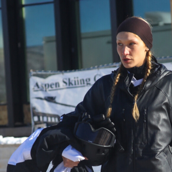 Exclusif - Bella et Gigi Hadid font du ski à Aspen le 19 décembre 2022
