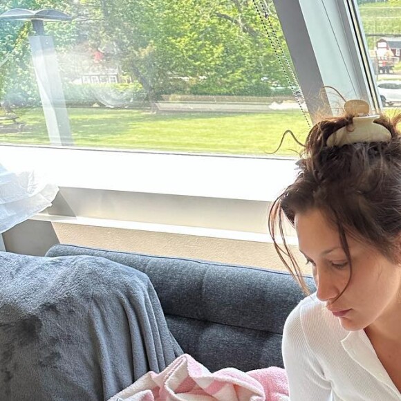 Bella Hadid promet, par ailleurs, qu'elle sera de retour dès qu'elle sera prête. Ne reste qu'à lui souhaiter un prompt rétablissement.
Bella Hadid évoque son état de santé sur Instagram. Le 7 août 2023.