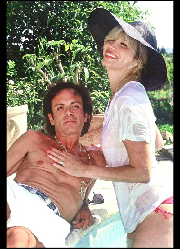 Amanda Lear et son ex-époux Alain Philippe Malagnac en 1992 dans leur maison de Saint Remy de Provence