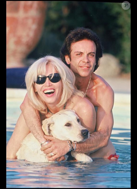 Si elle n'avait pas hésité à ses confier dans "Sept à Huit " en juin dernier, sur ses finances plus que confortables, dans "Paris Match", ce jeudi 10 août, elle parle d'amour.
Amanda Lear et son ex-époux Alain Philippe Malagnac en 1991 dans leur maison en Provence