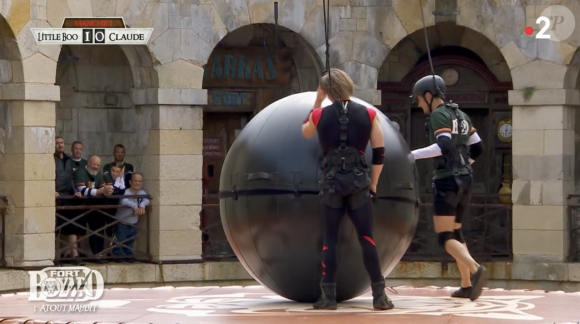 Claude Dartois en pleine épreuve avec Little Boo dans "Fort Boyard", France 2