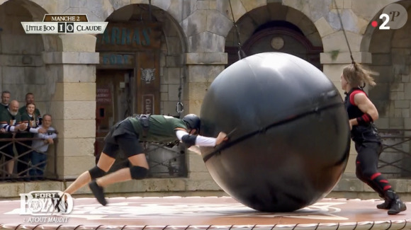 Claude Dartois en pleine épreuve avec Little Boo dans "Fort Boyard", France 2