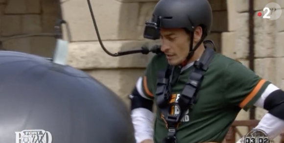 Claude Dartois en pleine épreuve avec Little Boo dans "Fort Boyard", France 2