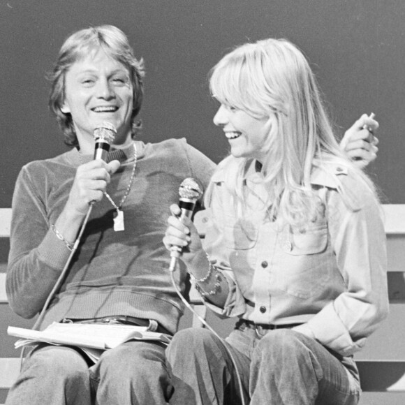 Archives - En France, à Paris, Claude François et France Gall sur un plateau de télévision le 13 septembre 1974.