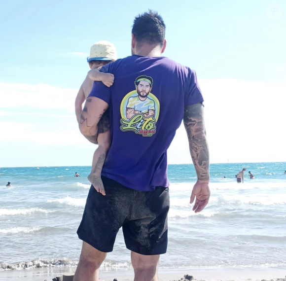 "Il est là le bonheur, je pense dans les choses les plus simples et en famille", a légendé le papa ravi.
Ricardo partage de rares images de ses deux enfants lors de ses vacances à la mer. Instagram