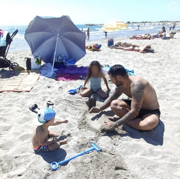 On découvre que sa fille Laïa (5 ans) a bien grandi depuis la dernière fois que les internautes ont pu la voir, détenant aujourd'hui une longue chevelure brune comme sa maman.
Ricardo partage de rares images de ses deux enfants lors de ses vacances à la mer. Instagram