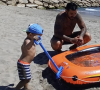 Laël (né en avril 2022) a de son côté tout d'un mini Ricardo avec sa casquette portée à l'envers.
Ricardo partage de rares images de ses deux enfants lors de ses vacances à la mer. Instagram