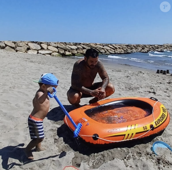 Laël (né en avril 2022) a de son côté tout d'un mini Ricardo avec sa casquette portée à l'envers.
Ricardo partage de rares images de ses deux enfants lors de ses vacances à la mer. Instagram