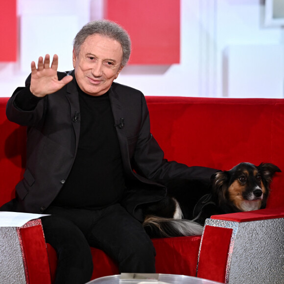 Exclusif - Michel Drucker et sa chienne Isia - Enregistrement de l'émission "Vivement Dimanche, spéciale M.Galabru", au Studio Gabriel à Paris, présentée par M.Drucker et diffusée le 22 janvier © Guillaume Gaffiot / Bestimage 