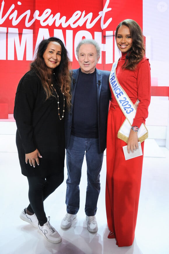 Exclusif - Béatrice Ampiot (mère de Miss France 2023), Michel Drucker et Indira Ampiot (Miss France 2023) - Enregistrement de l'émission Vivement dimanche au studio Gabriel, présentée par M.Drucker, et diffusée sur France 3, le 08 janvier 2023. © Guillaume Gaffiot / Bestimage 