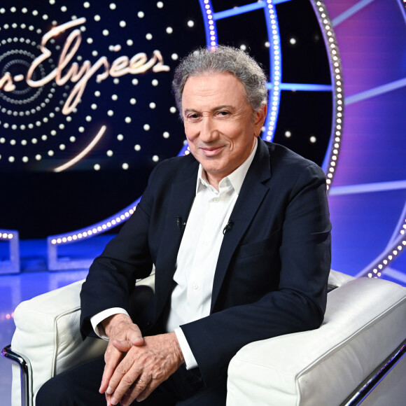 En mars dernier, le célèbre présentateur a subi une deuxième (et très lourde) opération à coeur ouvert à l'hôpital européen Georges Pompidou à Paris.
Exclusif - Michel Drucker lors de l'enregistrement de l'émission "Il était une fois "Champs-Elysées" au studio Gabriel, diffusée sur France 3 les 21 et 28 Décembre 2022. Paris. Le 5 décembre 2022. © Guillaume Gaffiot / Bestimage 