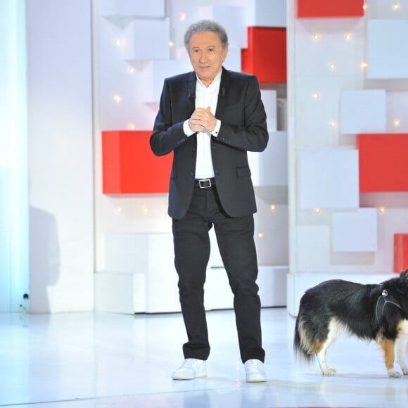 Exclusif - Michel Drucker et sa chienne Isia - Enregistrement de l'émission "Vivement Dimanche prochain" présentée par M.Drucker et diffusée le 9 mai 2021 sur France 2. Le 22 avril 2021 © Guillaume Gaffiot / Bestimage 