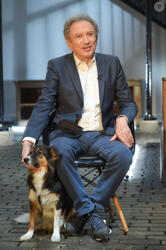 Michel Drucker et sa chienne Izia - Enregistrement de l'émission "Animaux Stars" à Paris le 21 juin 2018. L'émission sera diffusée le 22 septembre 2018. © Coadic Guirec/Bestimage 
