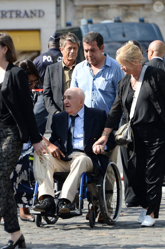 Mais aussi par leur père, Louis Carrère, diminué en fauteuil roulant.
Louis Édouard Carrère, son fils Emmanuel, sa fille Marina Carrère d'Encausse, la famille et les proches - Obsèques de l'académicienne Hélène Carrère d'Encausse en l'église Saint-Germain-des-Près à Paris. Le 11 août 2023