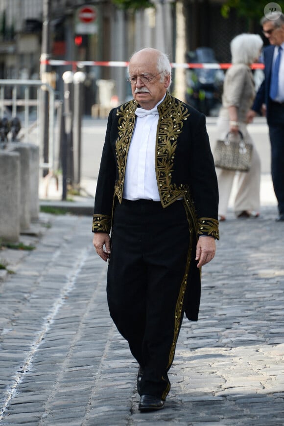 Erik Orsenna - Obsèques de l'académicienne Hélène Carrère d'Encausse en l'église Saint-Germain-des-Près à Paris. Le 11 août 2023