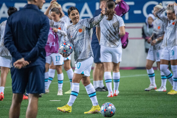 En effet, Sam Kerr est en couple avec Kristie Mewis, une autre footballeuse bien connue
 
Sam Kerr (Chelsea FC) - Match de Ligue Des Champions Féminine 2022 (LDC) "PSG - Chelsea (0-1)" au stade Georges Lefèvre, le 20 octobre 2022.