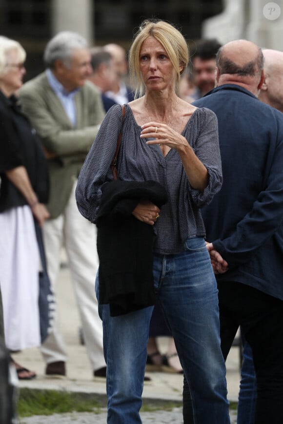 Sandrine Kiberlain lors des obsèques de Sophie Fillières au crématorium du cimetière du Père-Lachaise à Paris, le 11 août 2023.