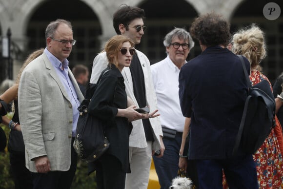 Agathe Bonitzer et son frère Adam Bonitzer (les enfants de la défunte) lors des obsèques de Sophie Fillières au crématorium du cimetière du Père-Lachaise à Paris, le 11 août 2023.