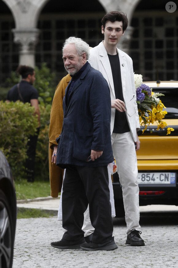 Jacky Berroyer et Adam Bonitzer, le fils de la défunte lors des obsèques de Sophie Fillières au crématorium du cimetière du Père-Lachaise à Paris, le 11 août 2023.