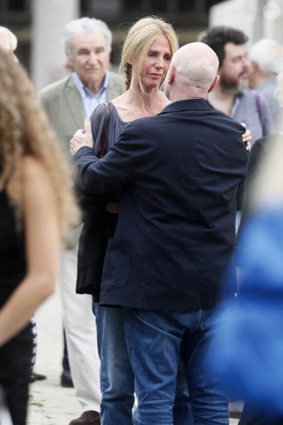 Ce 11 août, place aux obsèques de Sophie Fillières au crématorium du cimetière du Père-Lachaise à Paris. 
Sandrine Kiberlain, Pascal Bonitzer lors des obsèques de Sophie Fillières au crématorium du cimetière du Père-Lachaise à Paris, le 11 août 2023.